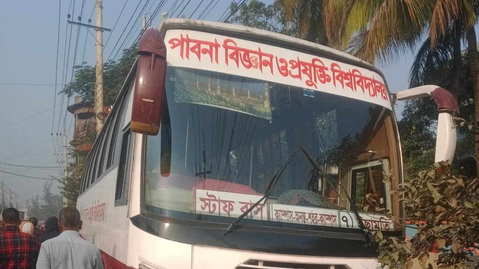 হেল্পার চালাচ্ছিল বিশ্ববিদ্যালয়ের বাস, প্রাণ গেল পথচারীর