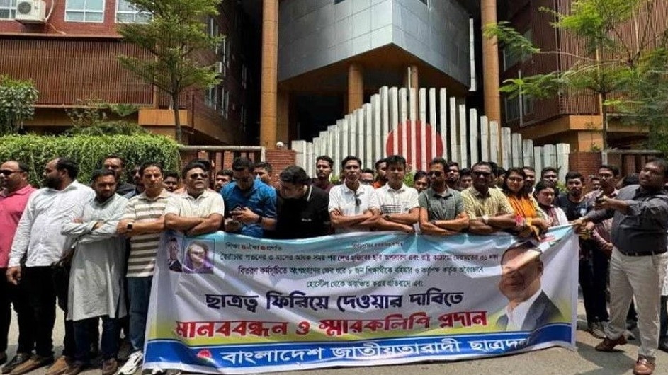 শেখ মুজিবের ছবি অপসারণের দায়ে ৮ শিক্ষার্থী বহিষ্কার, ছাত্রদলের প্রতিবাদ