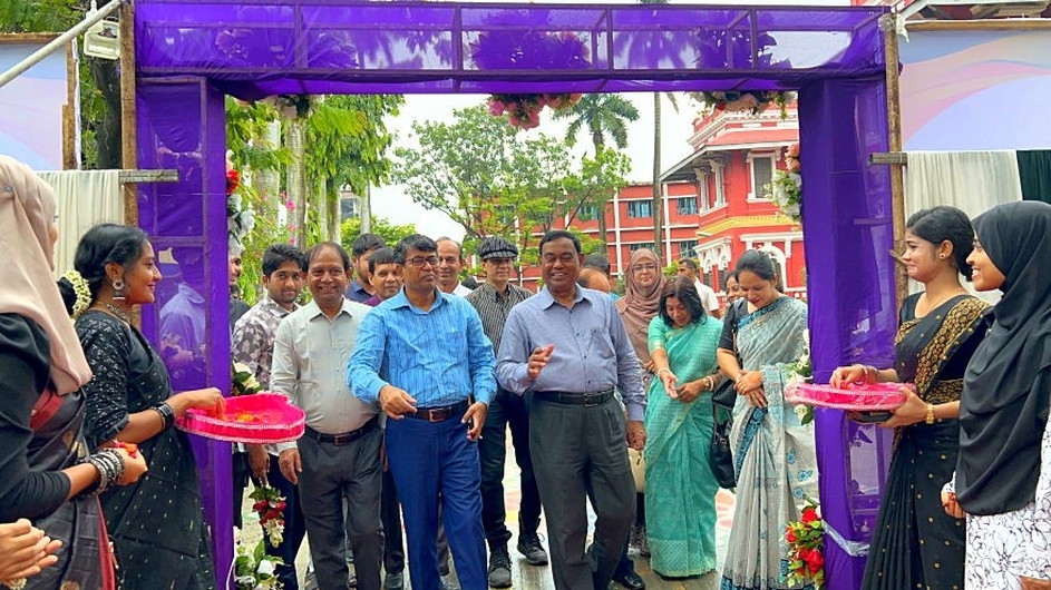 রাজশাহী কলেজে ২৬ বছরের শিক্ষকতা শেষে ফুলেল শুভেচ্ছায় অধ্যাপক পার্থ সারথির বিদায়