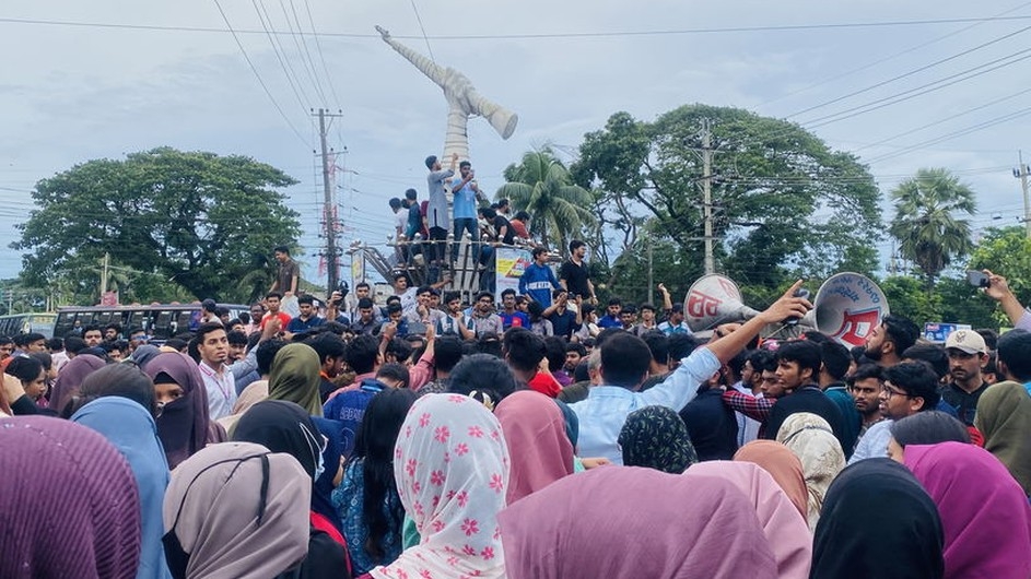 নোবিপ্রবি শিক্ষার্থীদের ওপর হামলার প্রতিবাদে সড়ক অবরোধ ও বিক্ষোভ কর্মসূচি পালন