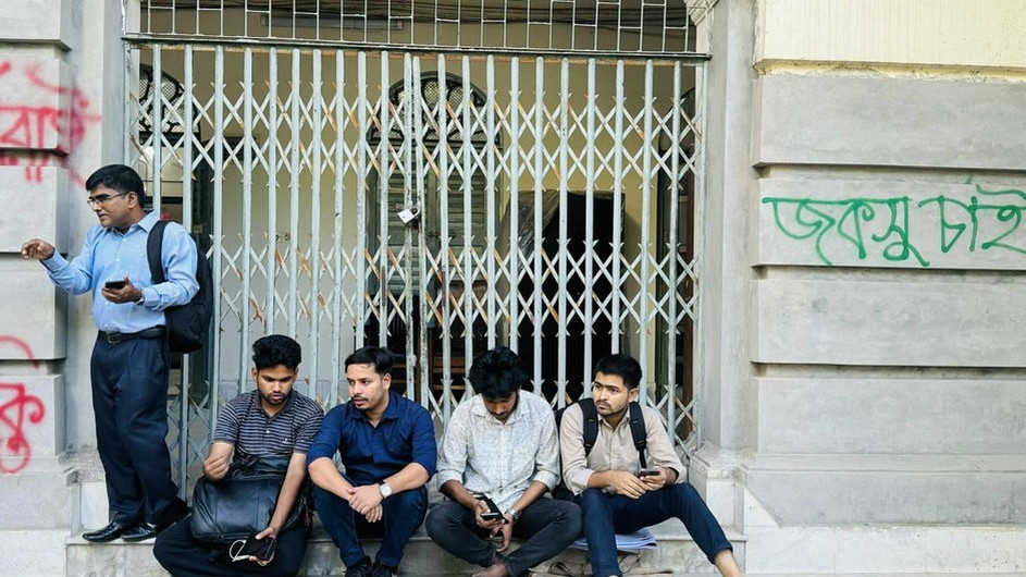 দুই দফা দাবিতে জবি শিক্ষার্থীদের ভিসি ভবনে তালা