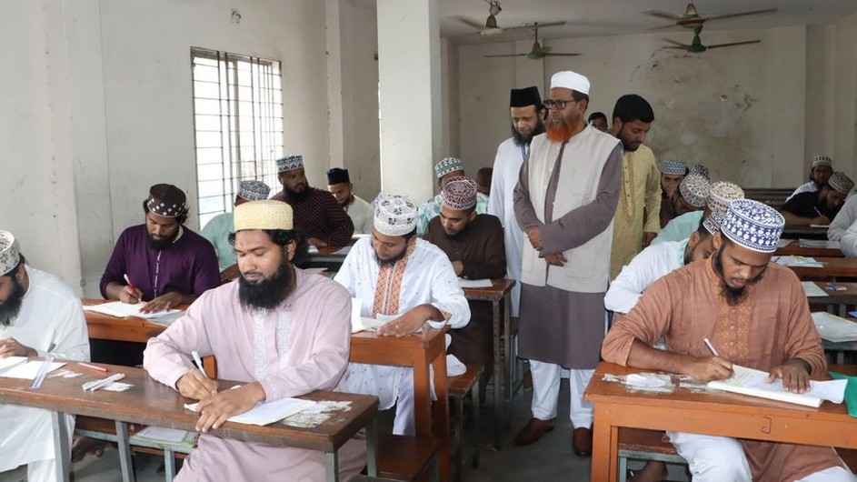 ইআবির অধীনে কামিল (মাস্টার্স) পরীক্ষা শুরু কেন্দ্র পরিদর্শনে উপাচার্য