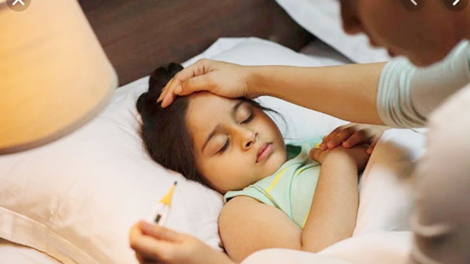 ঘরে ঘরে জ্বর, বাঁচতে যা করবেন