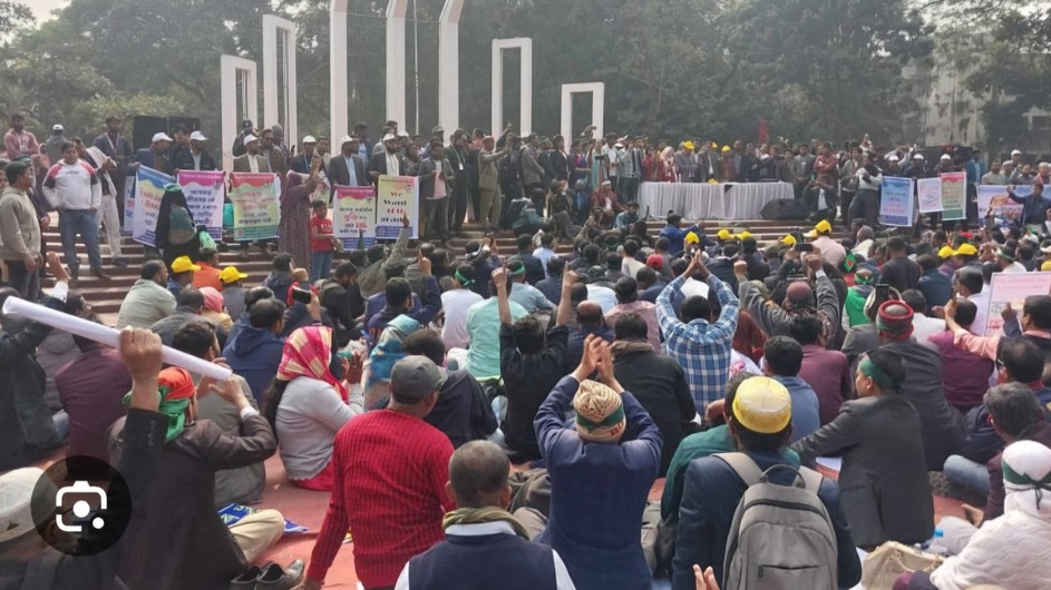 শহীদ মিনারে শিক্ষকদের সমাবেশ, উপস্থিতি বাড়ছে