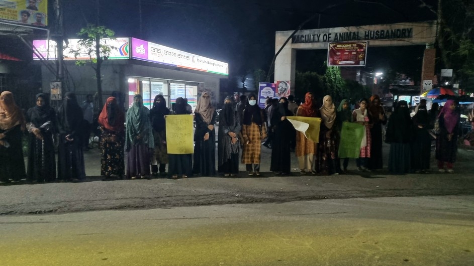 ক্যাম্পাসে নারীদের নিরাপত্তার দাবিতে বাকৃবিতে মানববন্ধন