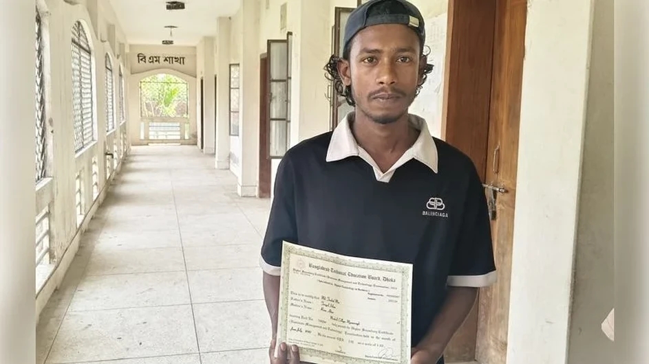 ফরম পূরণ করতে এসে জানতে পারে আগের বছরই পাস করেছে!