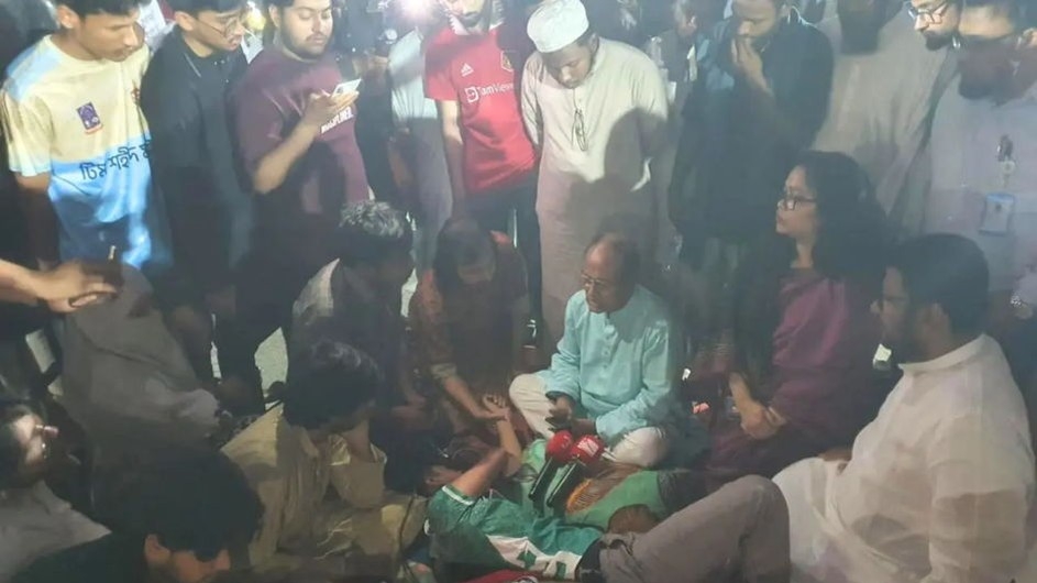অনশনকারীদের শারীরিক অবস্থার অবনতি, ছুটে গেলেন ঢাবি উপাচার্য