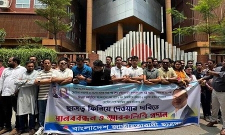 শেখ মুজিবের ছবি অপসারণের দায়ে ৮ শিক্ষার্থী বহিষ্কার, ছাত্রদলের প্রতিবাদ