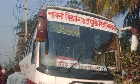 হেল্পার চালাচ্ছিল বিশ্ববিদ্যালয়ের বাস, প্রাণ গেল পথচারীর