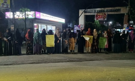 ক্যাম্পাসে নারীদের নিরাপত্তার দাবিতে বাকৃবিতে মানববন্ধন