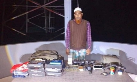 টেকনাফে সাবেক ইউপি সদস্য আটক, বাড়ি থেকে রোহিঙ্গা সশস্ত্র গোষ্ঠীর ব্যবহৃত সরঞ্জাম উদ্ধার