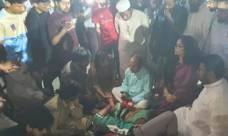 অনশনকারীদের শারীরিক অবস্থার অবনতি, ছুটে গেলেন ঢাবি উপাচার্য